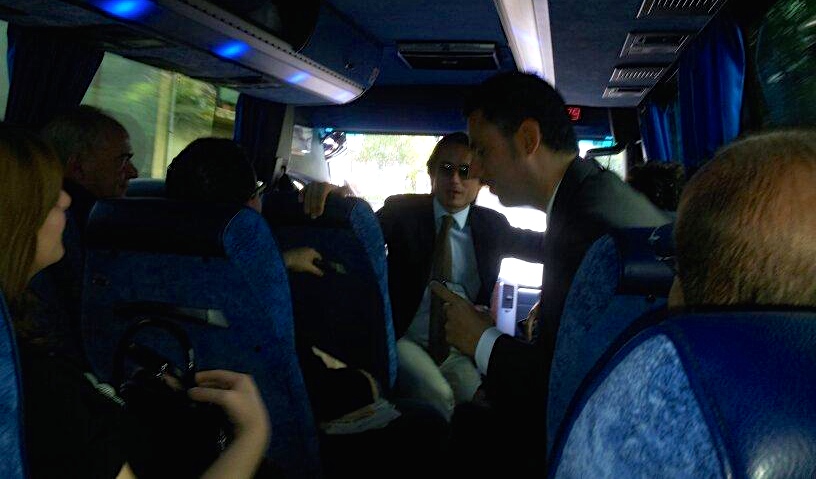 il viaggio in pulmino della nuova giunta comunale