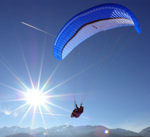 Cono Cantelmi (M5S) si lancia con il parapendio da Praia a Mare «per far volare la Calabria»