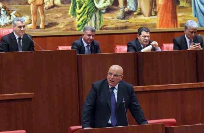 Se il mezzo è il messaggio, qui l’unica risposta è l’inciucio