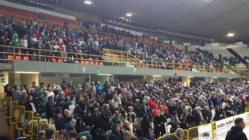 Basket: la passione nero-arancia alimenta le sinergie del network Touring per la Viola Reggio&nbsp;Calabria