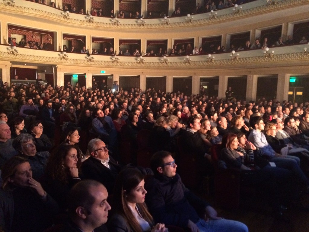 Grazie Reggio, mi hai fatto sognare: Malika Ayane saluta un Cilea&nbsp;strapieno