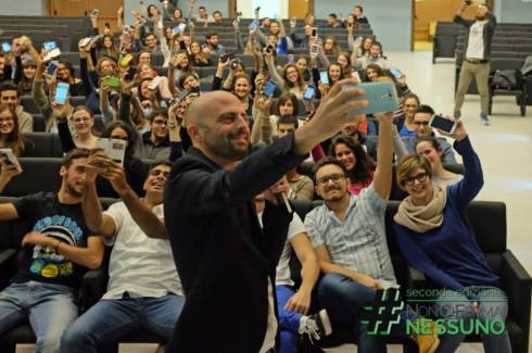 Luca Abete si fa un selfie con gli studenti