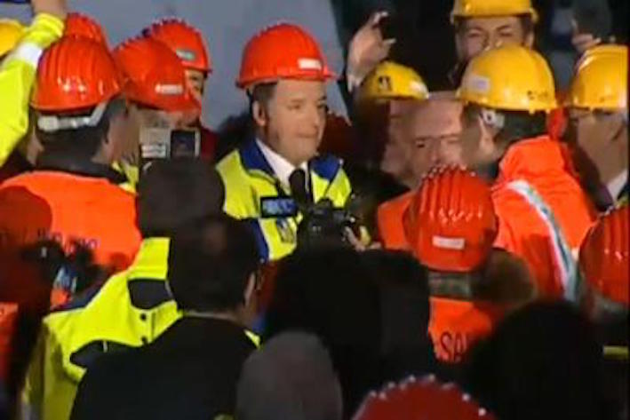 Renzi in Calabria per l’abbattimento dell’ultimo diaframma della galleria di Mormanno Nord: «L’A3 sarà completata entro il 22 dicembre, basta ridere dell’Italia»