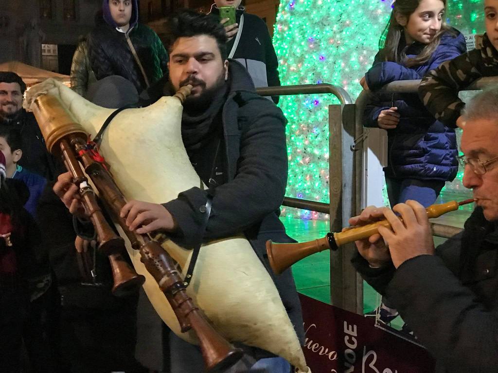 Le ciaramedde degli Zampognari di Cardeto riempiono Piazza Duomo di suoni e colori