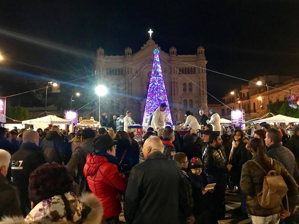 Via l’albero di Natale di piazza Duomo a Reggio Calabria per disposizione del&nbsp;Comune
