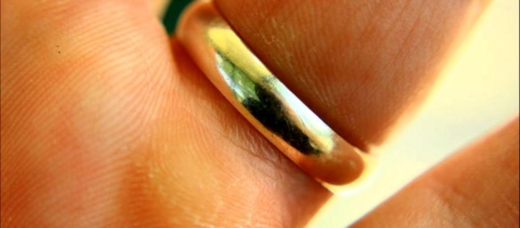 Si incastra la fede nuziale al dito, devono intervenire i vigili del fuoco per&nbsp;rimuoverla