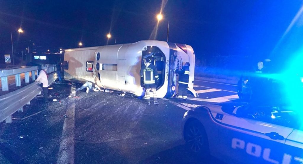 Pullman si ribalta sullo svincolo di Villa San Giovanni: 15&nbsp;feriti
