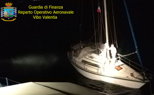 Intercettato veliero con migranti al largo del Crotonese: fermati i due&nbsp;scafisti