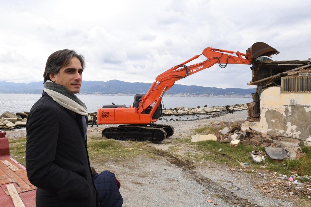 Reggio, avviate le operazioni di demolizione del Circolo&nbsp;Posidonia