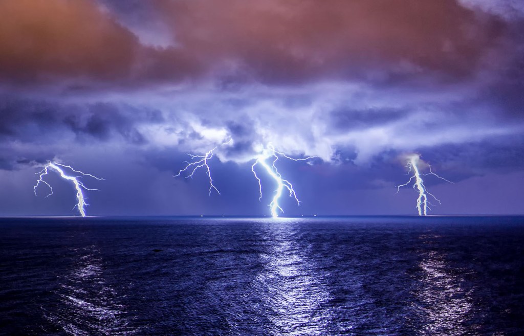 Maltempo, un fulmine colpisce un aereo in volo sopra Reggio Calabria